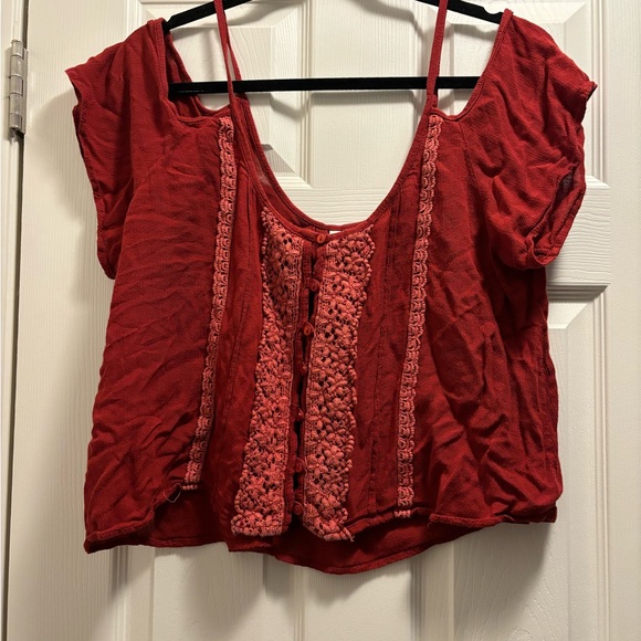Two-tone red crop top: off shoulder with peekaboo eyelets Size L - Picture 1 of 5